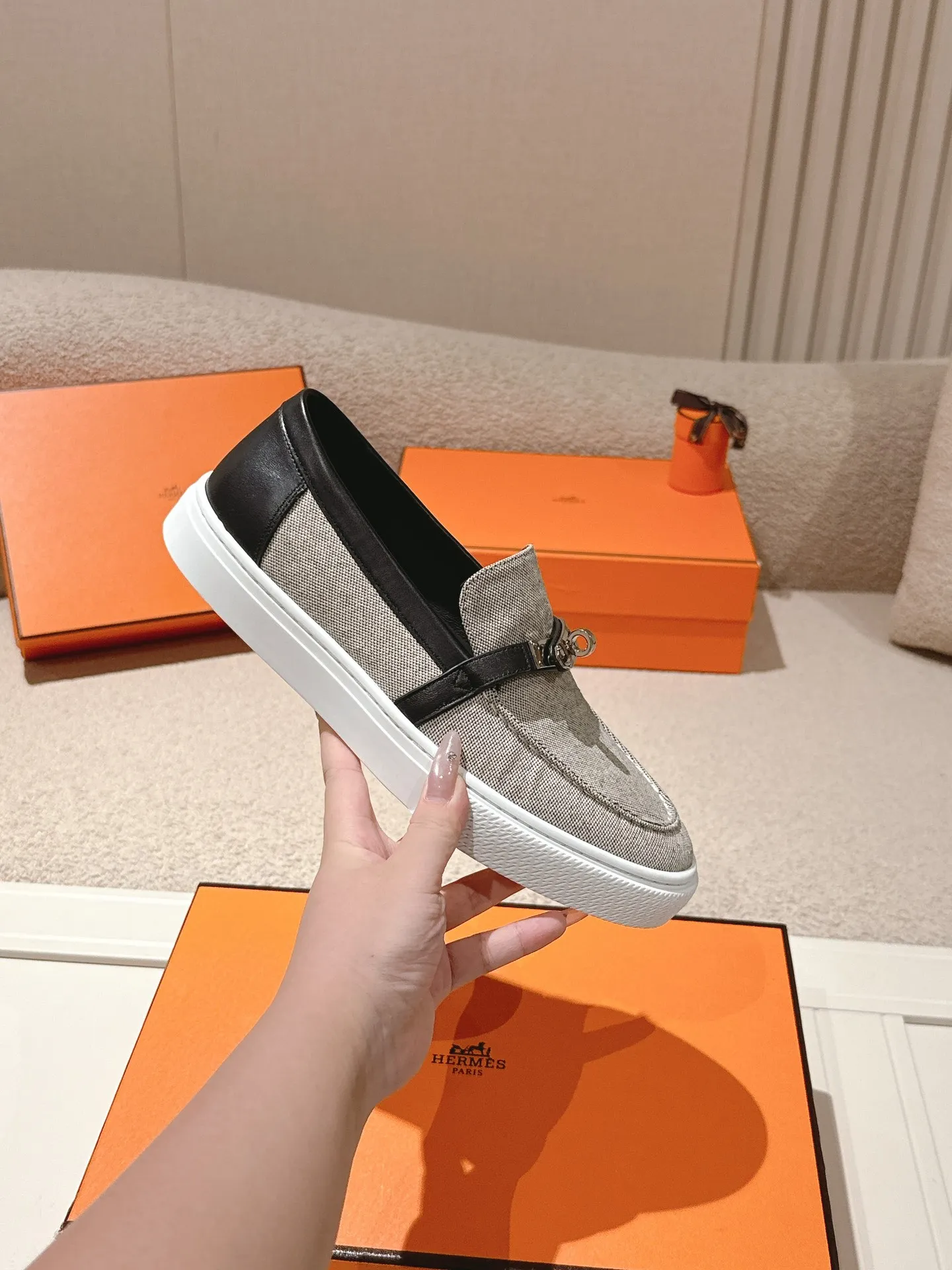 Men's shoes 💰640💰 Hermes# New Kelly buckle thick-soled loafers. Upper: cowhide/suede material. Lining: sheepskin lining. Outsole: exclusive molded outsole. Size: women's size 35-40, men's size 39-45 (female 41/male 46 customized, non-refundable)
